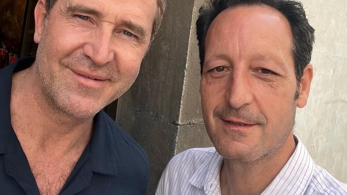 El actor Fernando Gil y Carlos Fernández, en el parador de Corias.
