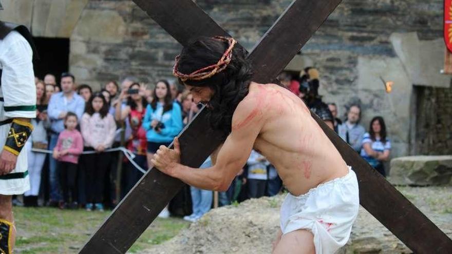 Víctor Frechilla interpretando al Cristo de Villanueva.