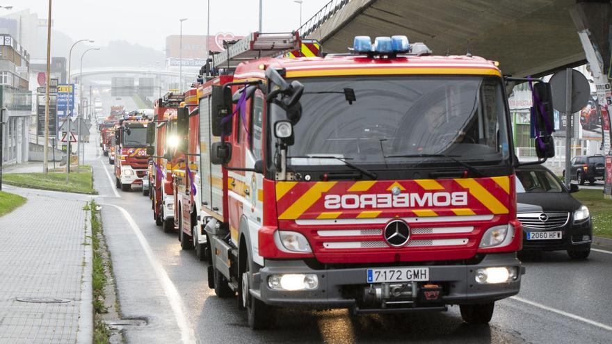 Un incendio en Palavea y dos asistencias por caídas en domicilios, entre las intervenciones nocturnas de los bomberos