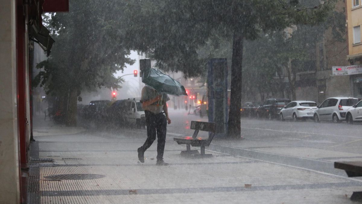 Imagen de archivo de una espectacular tormenta en Zaragoza