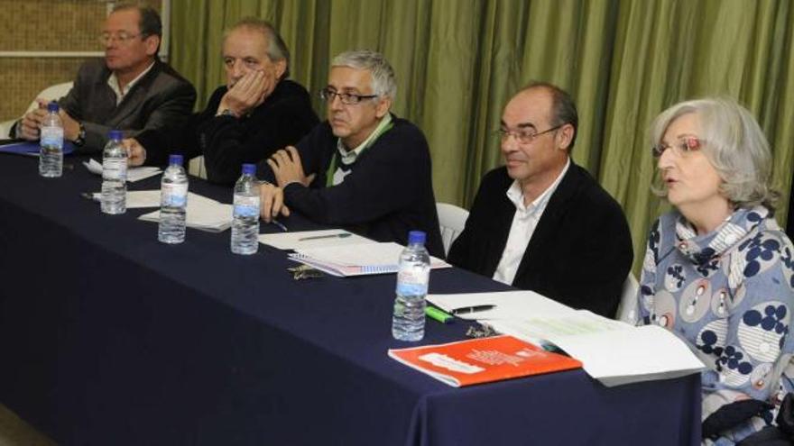 Los candidatos al Congreso que asistieron al debate con los vecinos de Os Rosales, ayer, en el colegio Emilia Pardo Bazán. / eduardo vicente