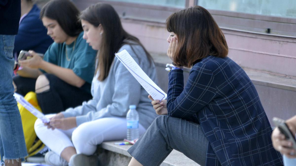 Estudiantes preparando los exámenes de selectividad en el campus de Elviña.