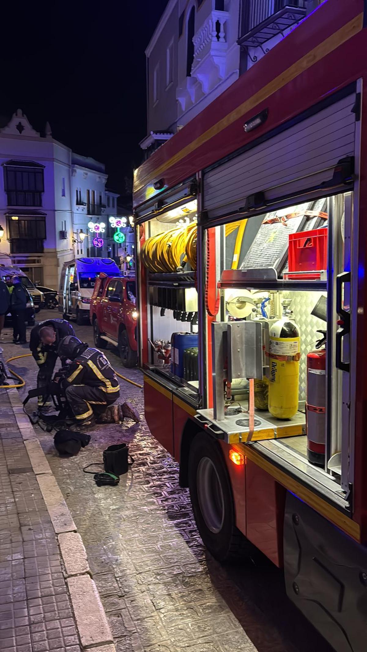 Los bomberos actúan en el incendio de la vivienda situada en calle Barras de Oro.