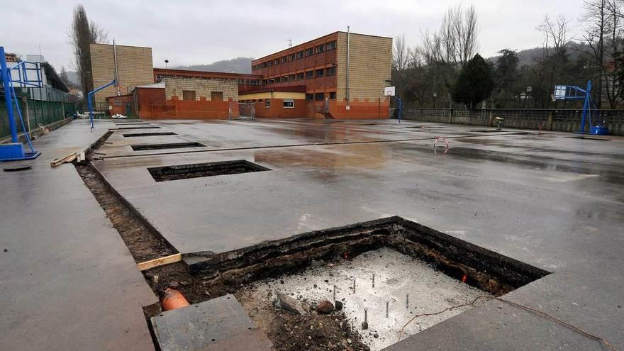 Las primeras obras para construir la cubierta en la pista polideportiva del colegio Gervasio Ramos.