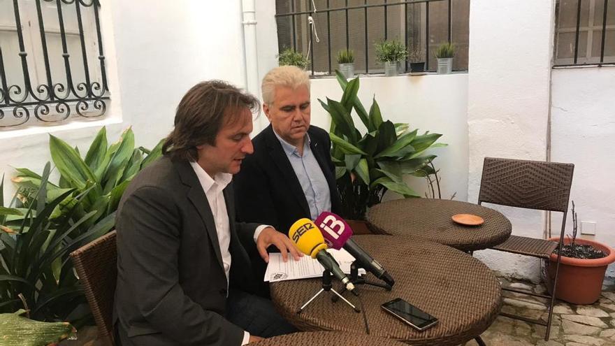 Joan Miralles, candidato al Congreso por El Pi, junto al secretario general de la formación y candidato a alcalde de Palma, Josep Melià.