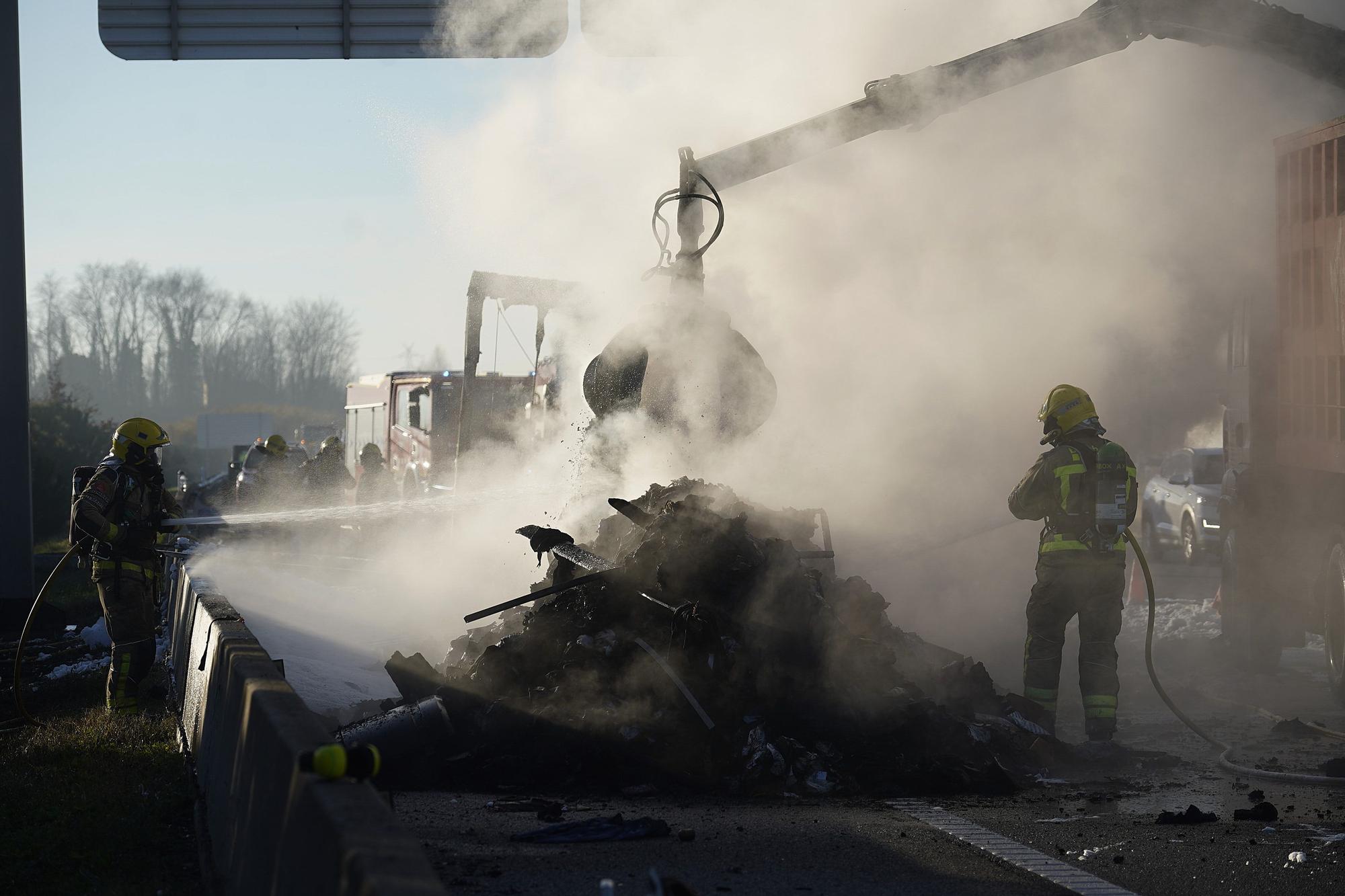 Un camió ha cremat de matinada a Vilablareix i complica la circulació a l'AP-7