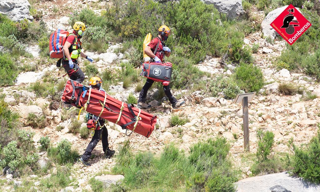 Un senderista de 75 años cae por una ladera de diez metros en la Serra de Bèrnia