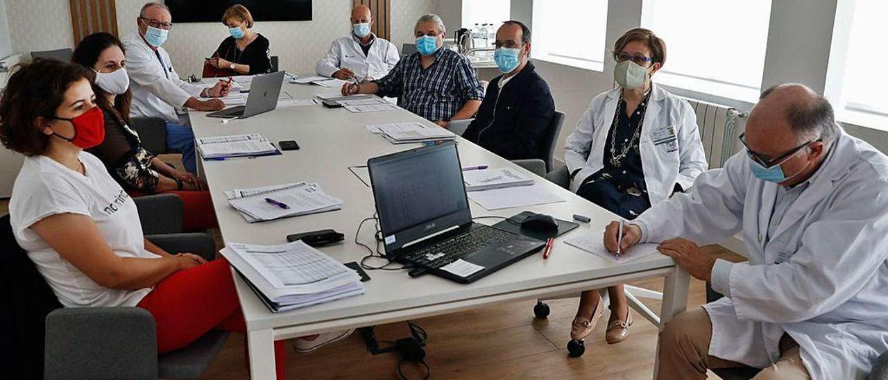 El patronato del Hospital de Avilés, reunido ayer.