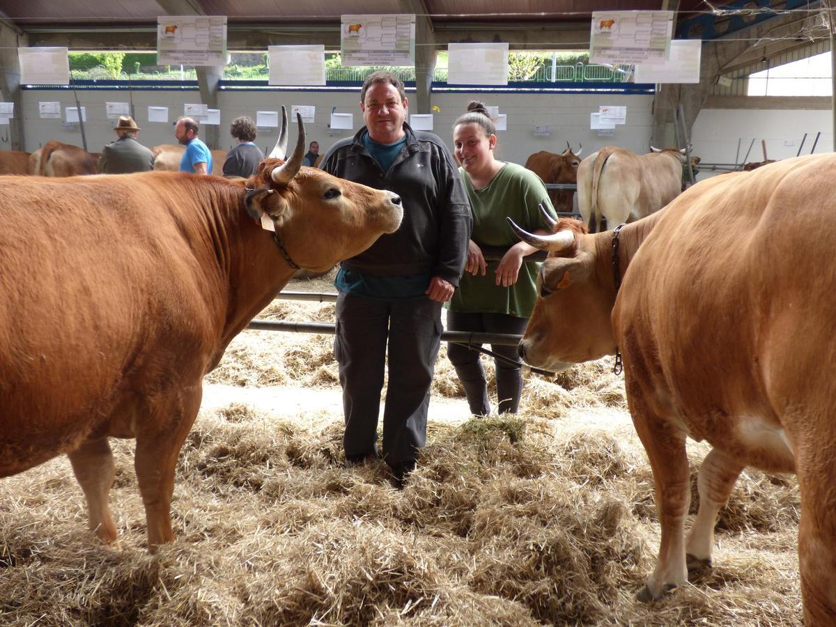 Jesús Castro y su hija Astrid Castro con dos de sus vacas en el recinto ferial de Cangas.