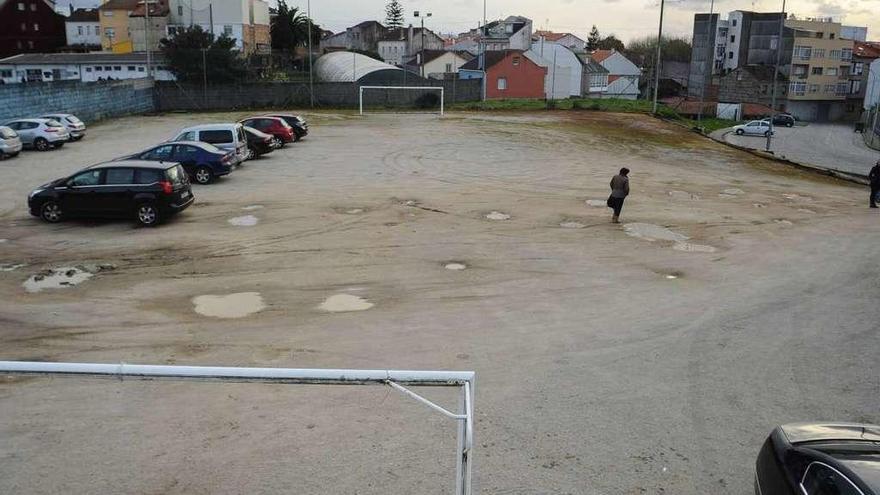 La parcela junto al campo de fútbol en la que se construirá la guardería municipal de Vilaxoán. // Iñaki Abella