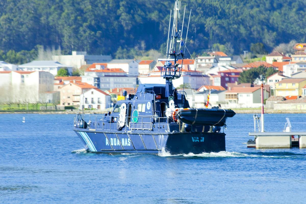 Barco de aduanas zarpando del puerto de Muros