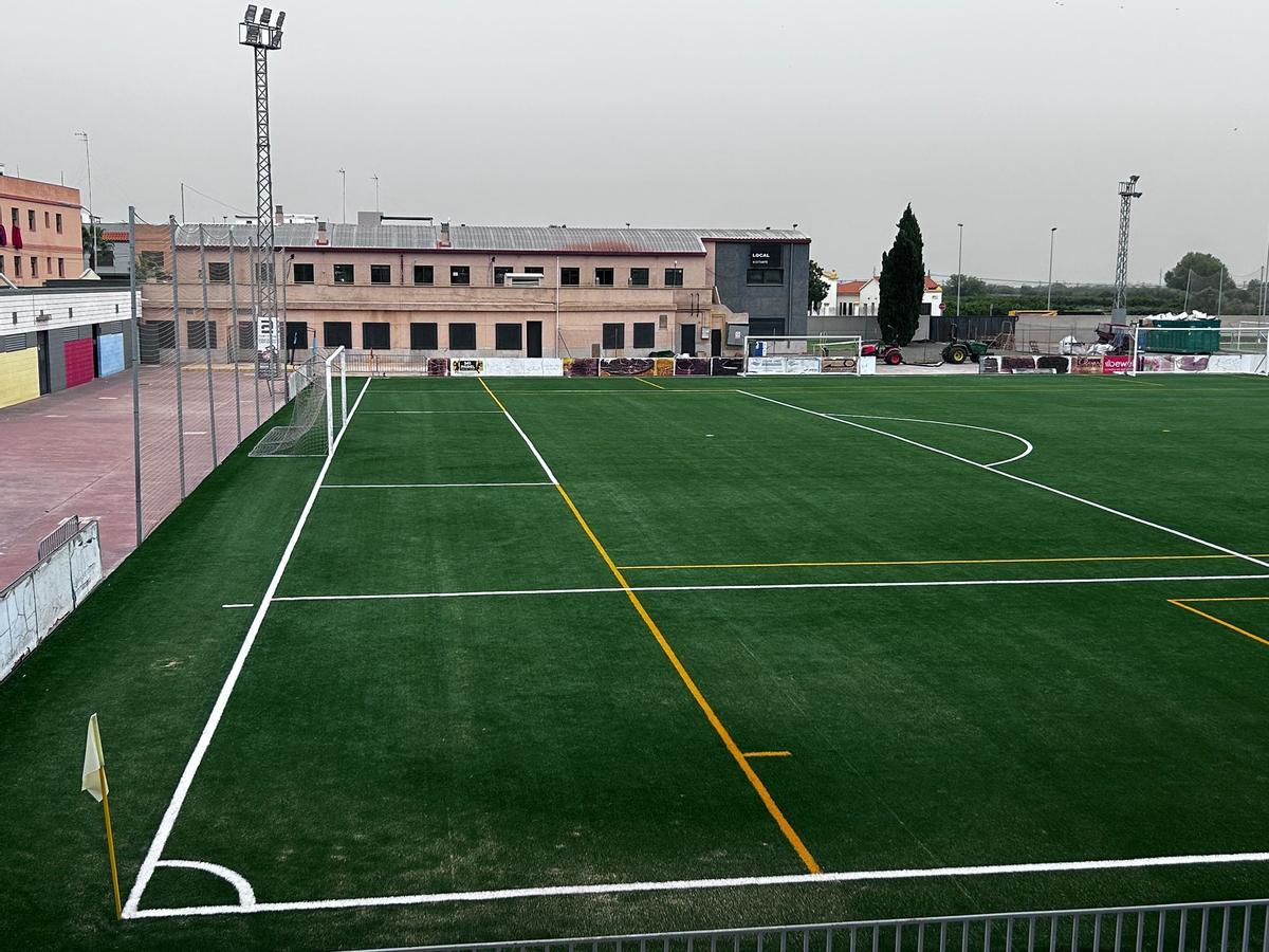 El pleno del Ayuntamiento de Nules ha acordado solicitar de nuevo a la Generalitat Valenciana la cesión de la titularidad de los terrenos donde se encuentran el campo de fútbol y la piscina municipal.