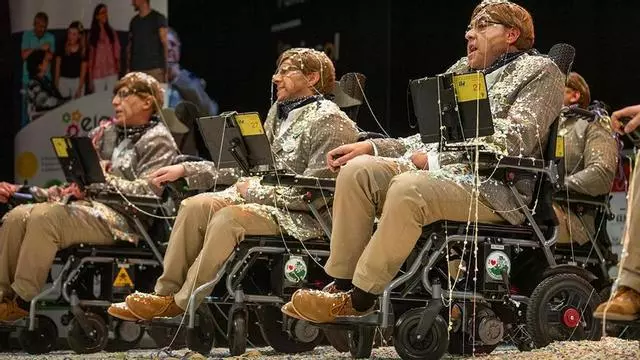 Una chirigota del carnaval de Cádiz interpreta al físico Stephen Hawking