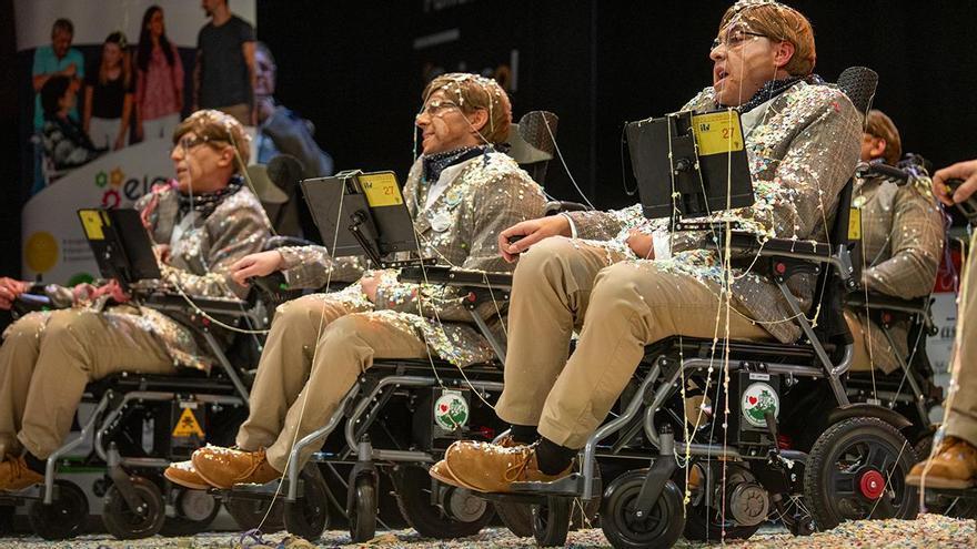 Una chirigota del carnaval de Cádiz interpreta al físico Stephen Hawking