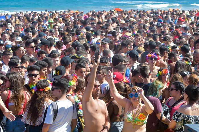 Fiesta de carnaval en la playa