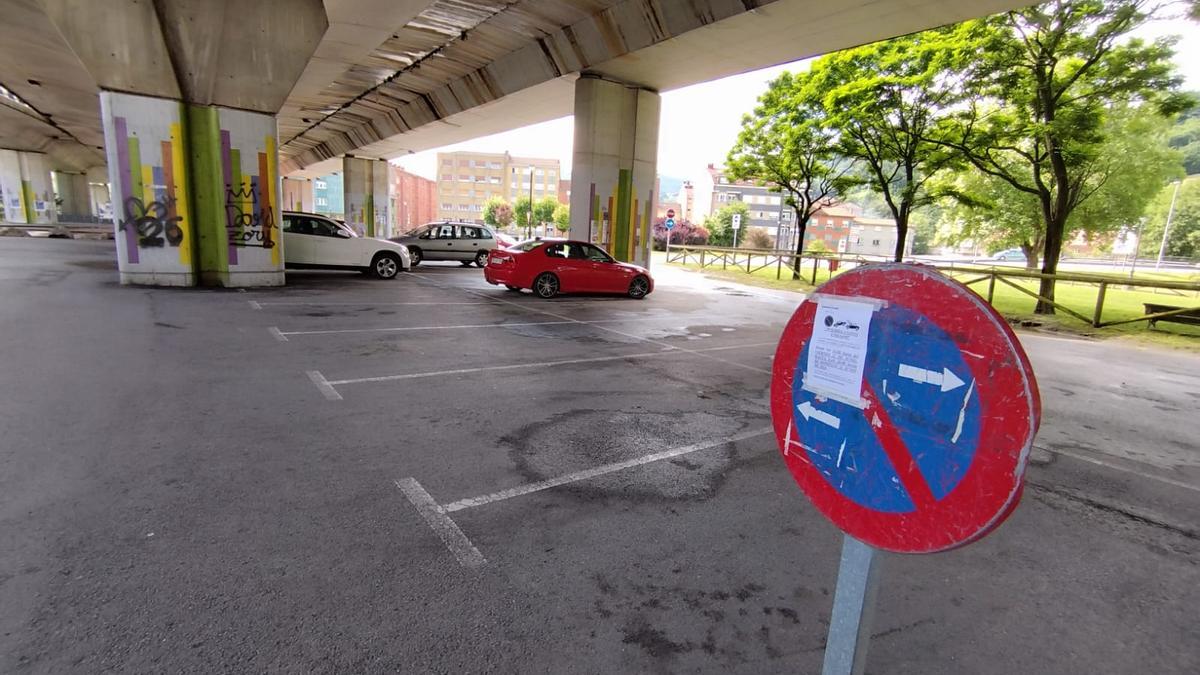 Una señal de prohibido estacionar en el aparcamiento Jovellanos