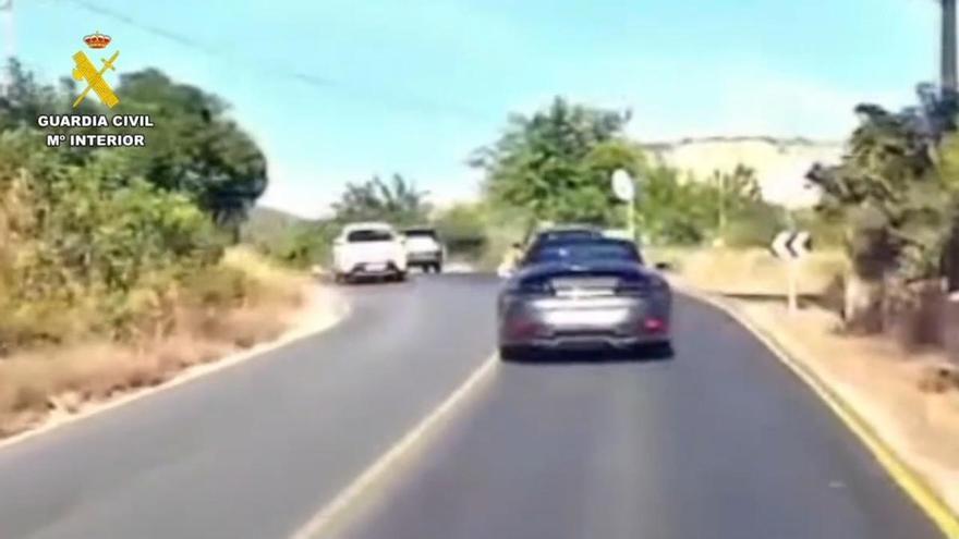 Grabaciones del vehículo zigzagueando por una carretera de Ibiza.