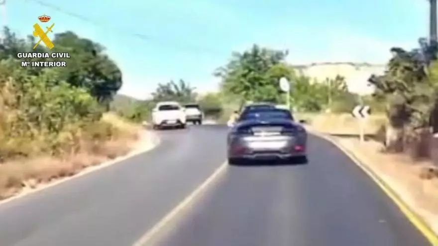 Grabaciones del vehículo zigzagueando por una carretera de Ibiza.