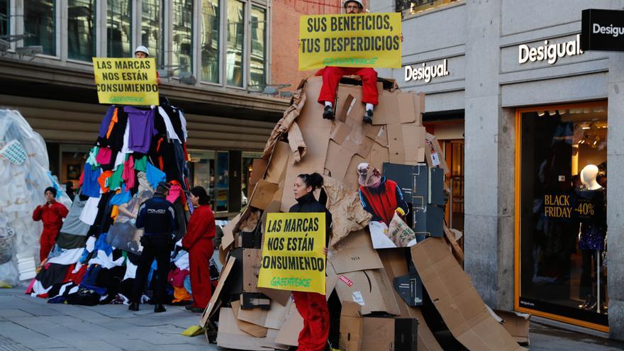 Greenpeace protesta en Madrid contra el consumismo de las marcas en el Black Friday