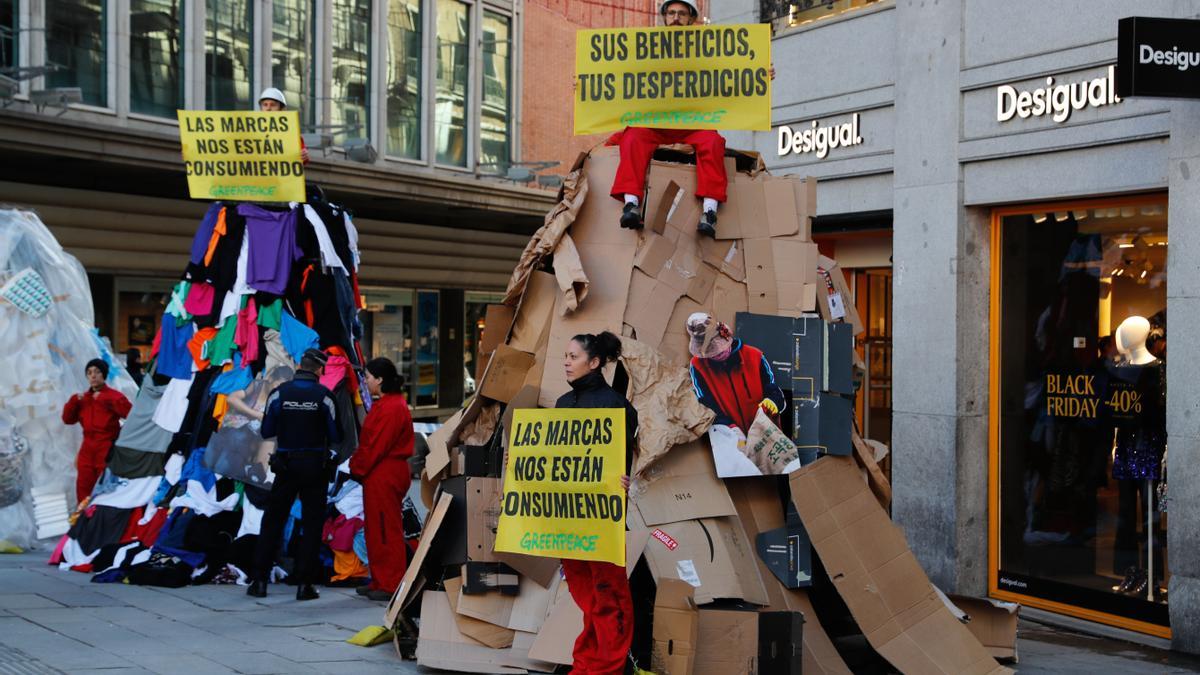 Greenpeace llena de “basura” el centro de Madrid para protestar contra el “despilfarro” del Black Friday