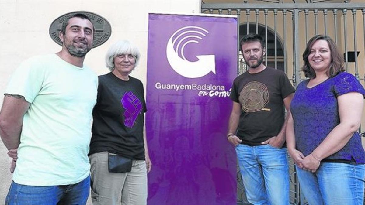 Dolors Sabater, segunda por la izquierda, con tres miembros de su equipo de Guanyem Badalona, ayer.