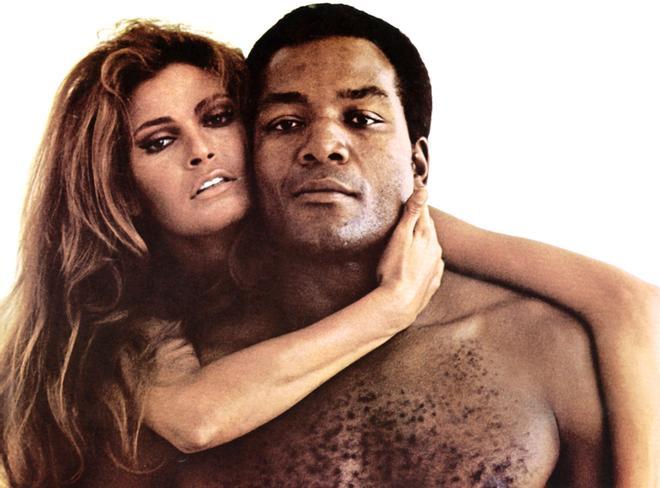 Raquel Welch y Jim Brown en la película '100 rifles'