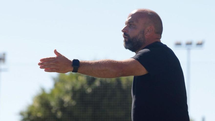 Manolo González da instrucciones a sus futbolistas durante el partido contra el Olot. | JUAN A. RIERA