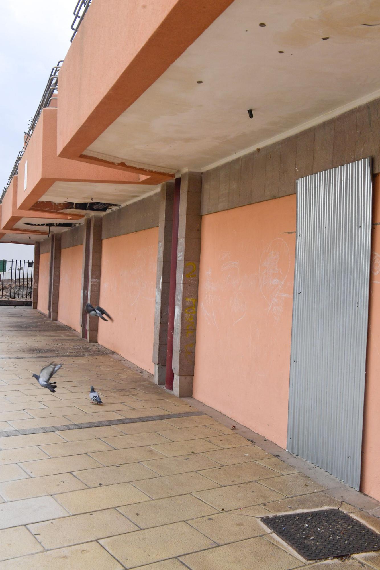 Centro comercial abandonado en La Garita (Telde).