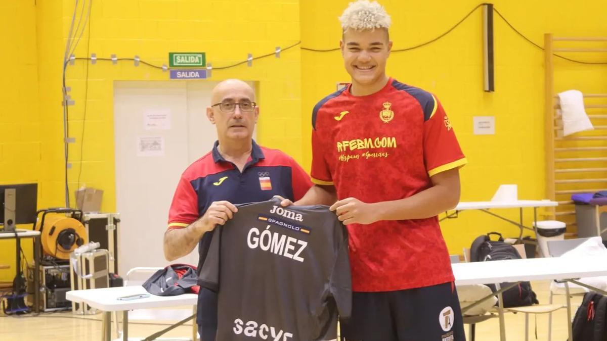 Toni Gómez, con el seleccionador nacional Jordi Ribera