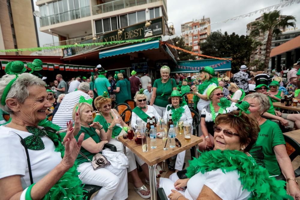 Las calles de la zona de pubs ingleses se tiñen de una marea verde que, como es tradición, conmemora esta fiesta irlandesa por todo lo alto