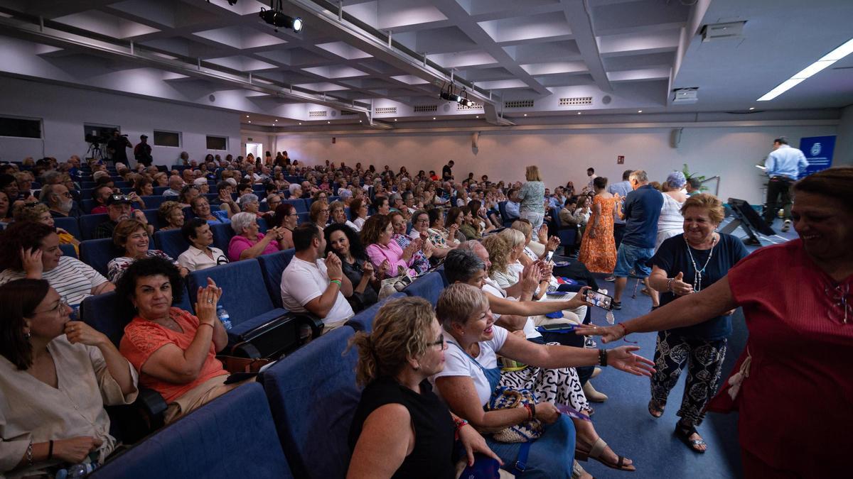 Personas mayores en el Recinto Ferial durante la presentación del programa ‘Islenior’ en julio de 2024.