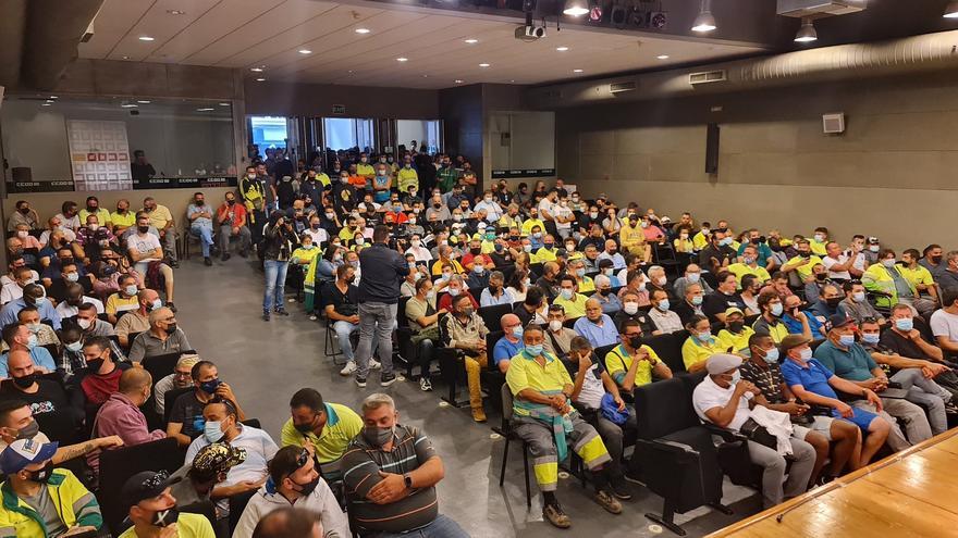 Los trabajadores de la recogida de basuras deciden aplazar la huelga pero se niegan a desconvocarla