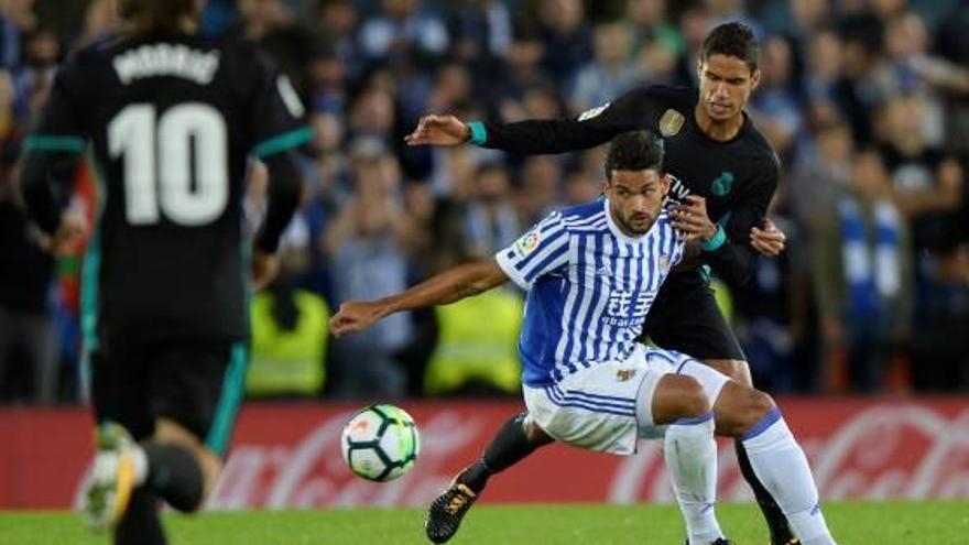 Varane, defensant una acció amb el davanter local Willian José.