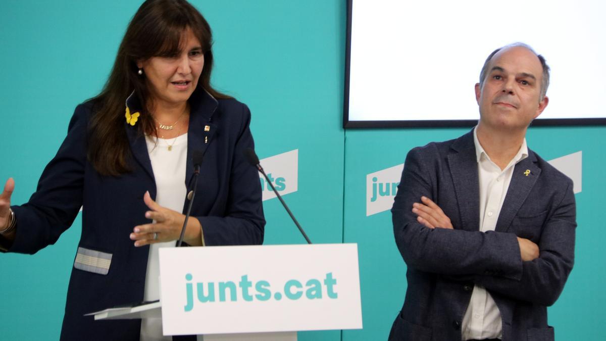 Laura Borràs i Jordi Turull en roda de premsa després de la reunió de l&#039;executiva de Junts