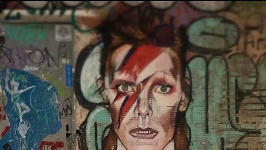 Se movilizan para &quot;indultar&quot; el mural de David Bowie del Carmen