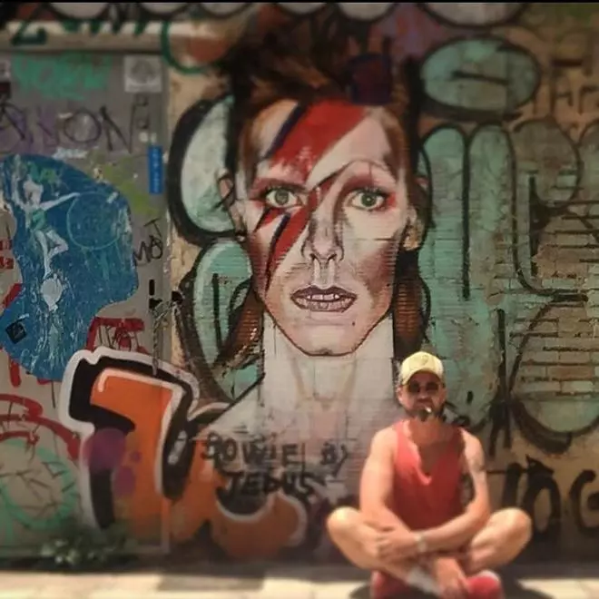 Se movilizan para "indultar" el mural de David Bowie del Carmen