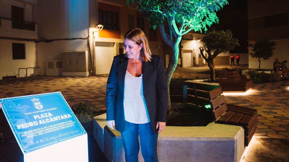 Astrid Pérez junto al cartel de la renovada plaza de Pedro Alcántara.