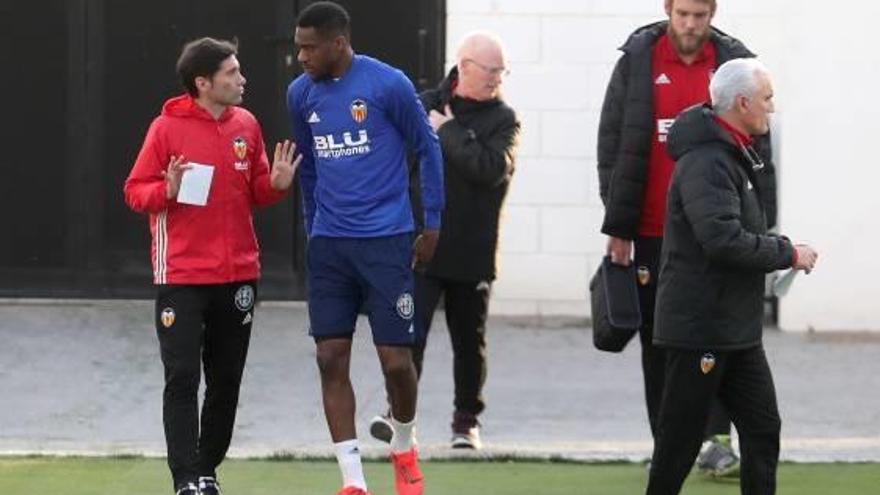 El entrenador del Valencia CF charla con Kondogbia, ayer.