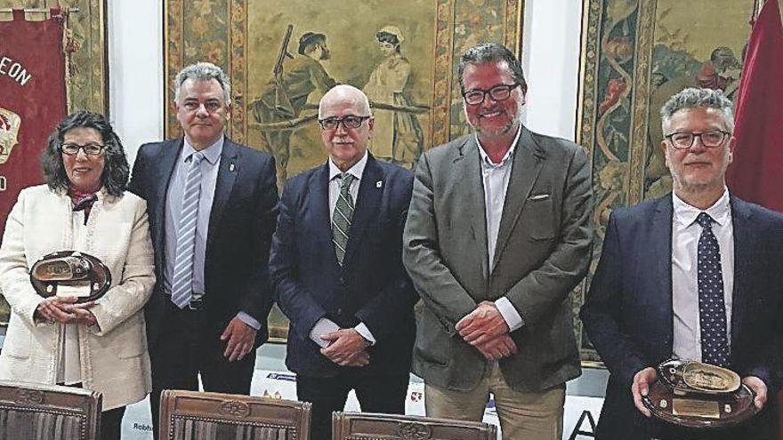 Un momento de la entrega de galardones durante el encuentro de las casas regionales de Asturias y León en Madrid.