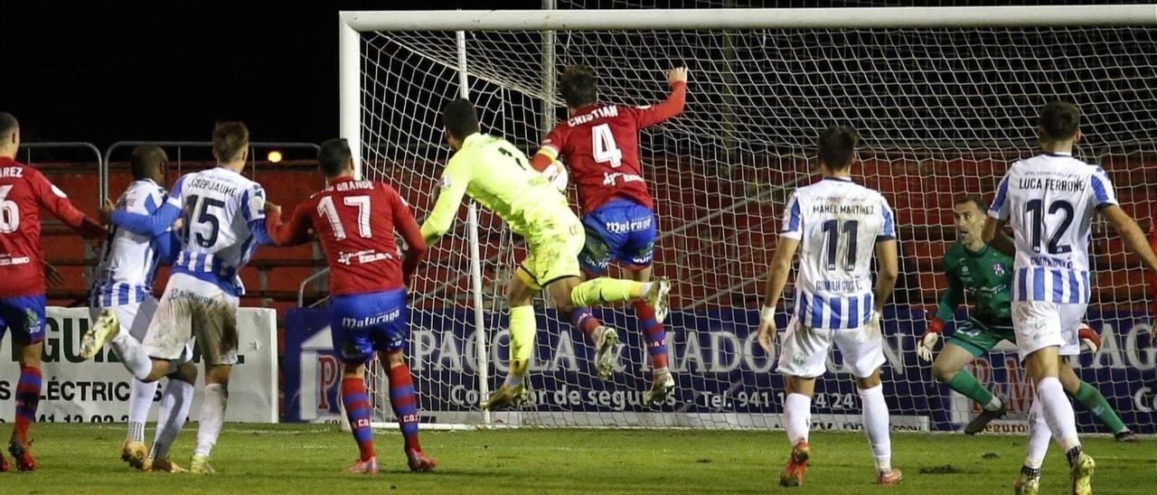 Xavi Ginard remató de esta forma el gol del empate en Calahorra, que permitía al Atlético Baleares jugar la prórroga y clasificarse en los penaltis. | CD CALAHORRA