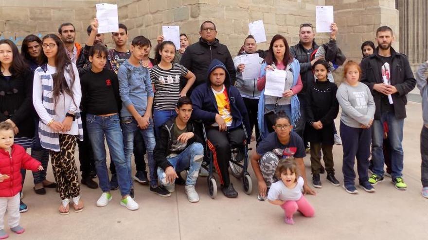 Refugiats ahir al parc de la Seu de Manresa mostrant les queixes presentades.