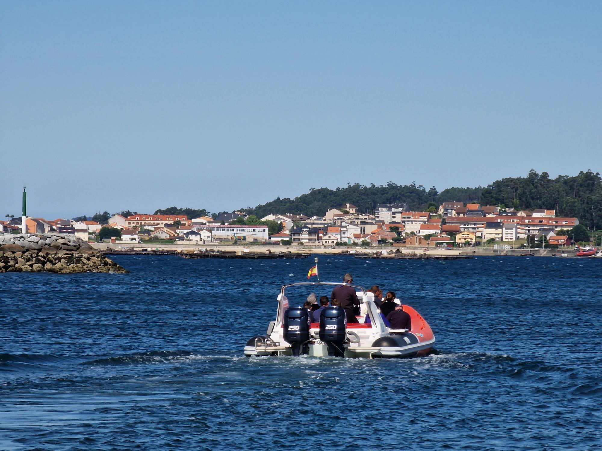 Peregrinos extranjeros que embarcaron en Vilanova para hacer la Ruta Xacobea hacia Pontecesures.