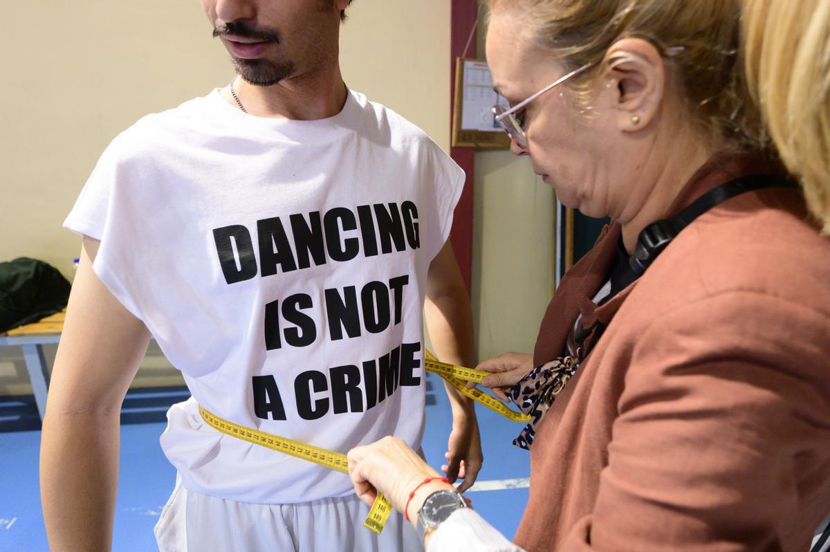 El equipo de vestuario toma medidas a un chico que superó el casting de figurantes del Carnaval