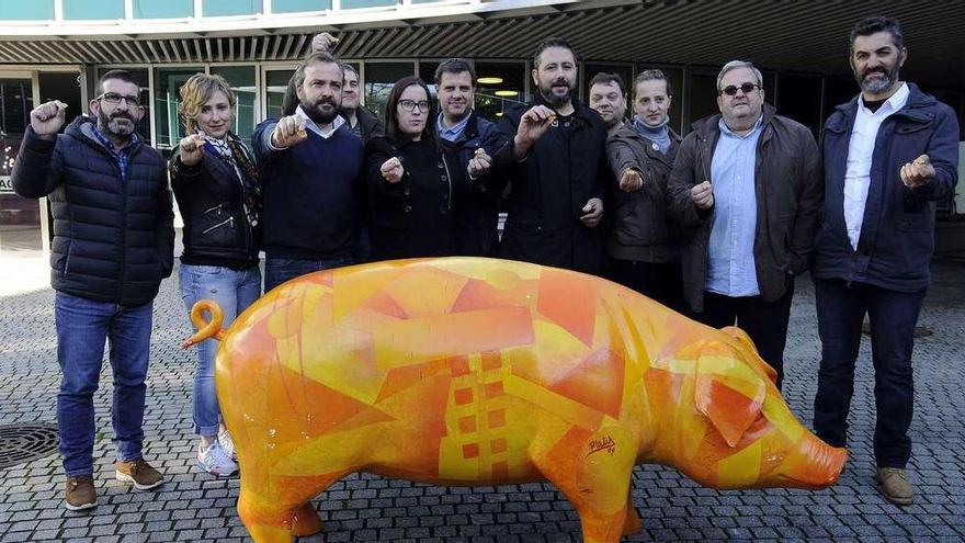 Miembros del gobierno, restauradores y Juan Carlos Platis (derecha) persentaron ayer el pin de la fiesta de 2017. // Bernabé/Javier Lalín