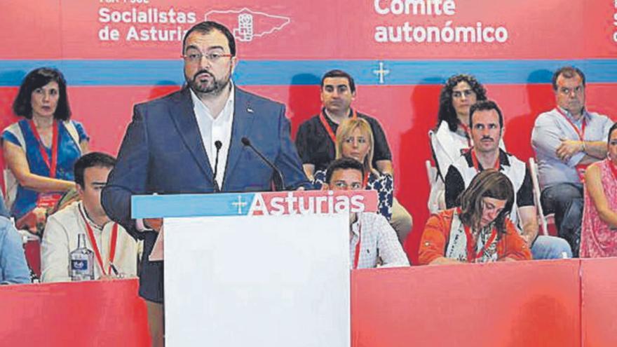 Barbón interviene en un comité autonómico de junio de 2022, en el que la FSA estrenó el atril en el que solo se leía «Asturias», sin siglas.