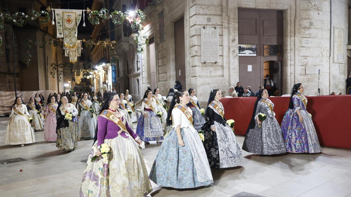 Todas las fotos de la ofrenda del 18 de marzo por la calle San Vicente hasta la 00:30 horas