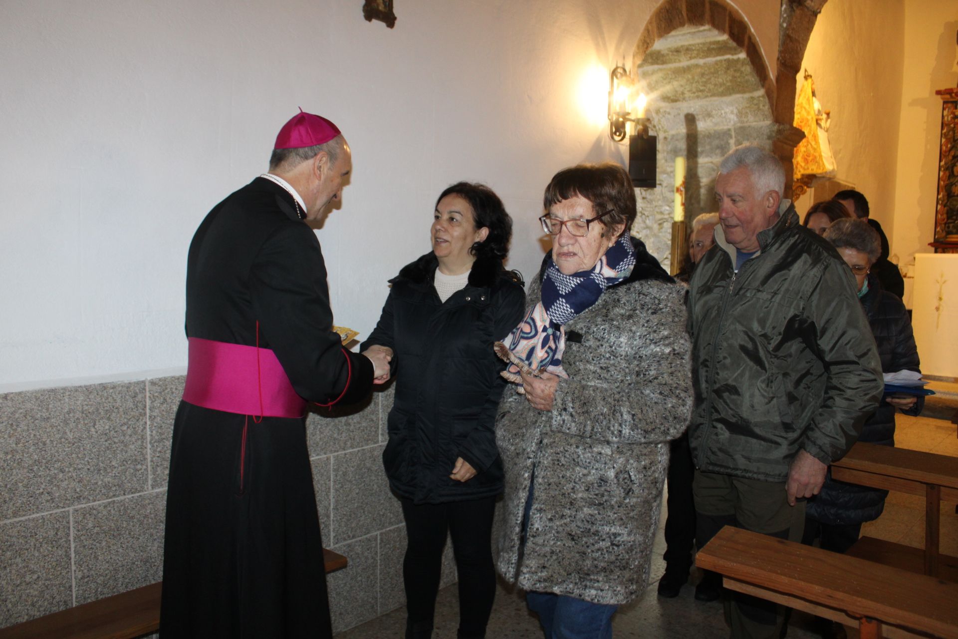 GALERÍA | El obispo visita Villanueva de la Sierra y As Hedradas