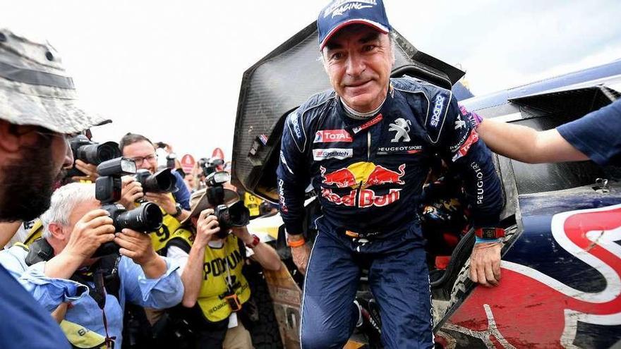 Carlos Sainz sale de su coche tras finalizar la etapa de ayer, en la que se proclamó vencedor.