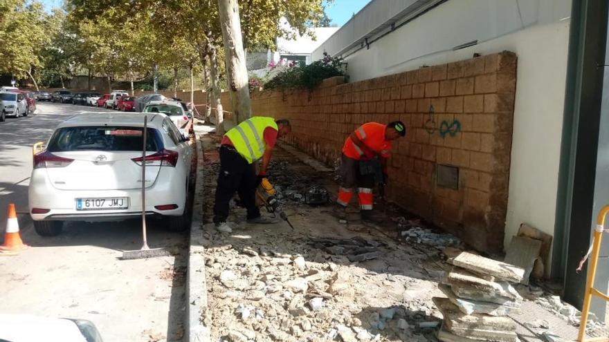 Operarios reconstruyen el muro del polideportivo Arroyo Primero.