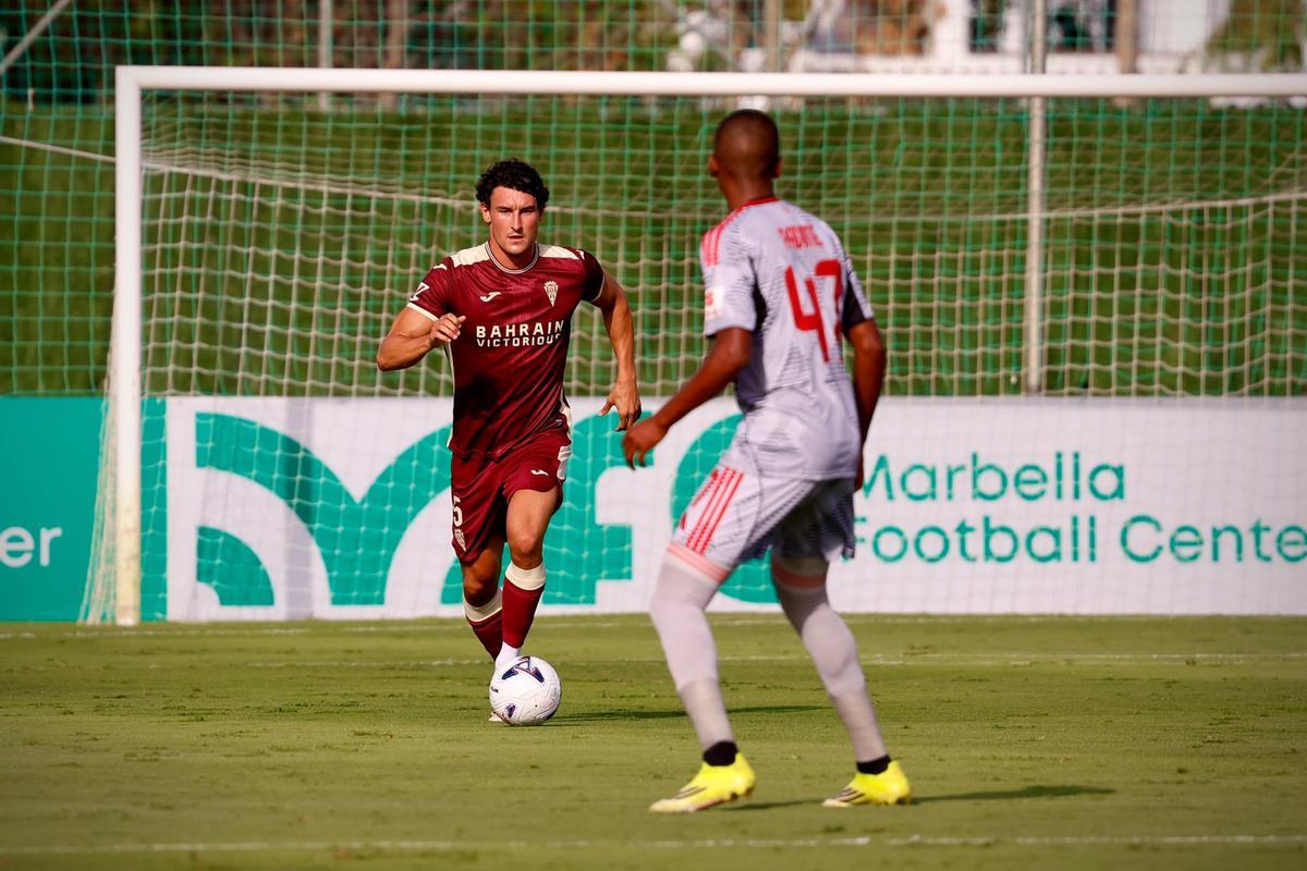 Juan Gutiérrez inicia el juego del Córdoba CF durante el encuentro frente al Orlando Pirates.